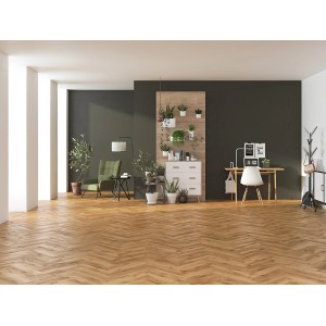 Heller Raum mit Classen Ville Laminat Almagro Oak im Fischgrätmuster verlegt.