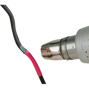 Anwendung von Schrumpfschlauch (pink) auf Kabel mit Heißluftpistole. Schrumpfschläuche schützen Kabel.