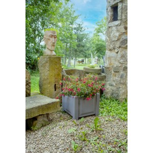 Quadratischer, grauer KHW Pflanzkasten mit pinken Blumen, ideal für Kübelpflanzen.