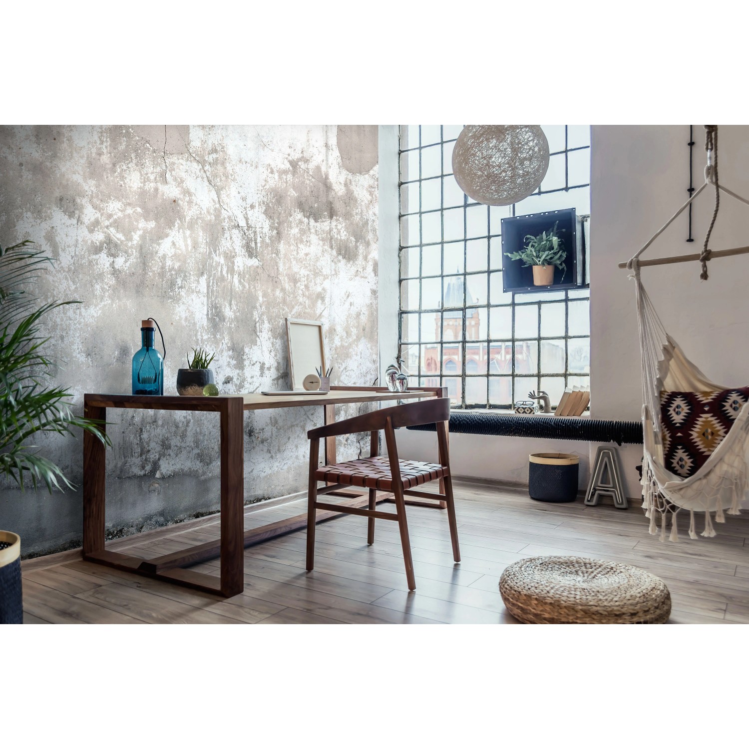 Erismann Fototapete Industria Grau im Loft-Stil mit Putzwand-Optik hinter Schreibtisch und Stuhl.
