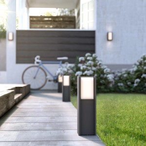 Philips Hue Turaco LED-Sockelleuchte, anthrazit, im Garten aufgestellt.