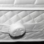 Gardigo Milbenblocker Mobil auf Matratze befestigt. Kompakter Milbenschutz für Allergiker.