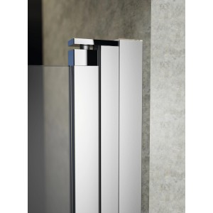 Detailaufnahme: Hüppe Badewannenabtrennung Design Pure, silber matt, mit Glasflügel und Röhrenscharnier.