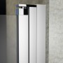 Detailaufnahme: Hüppe Badewannenabtrennung Design Pure, silber matt, mit Glasflügel und Röhrenscharnier.