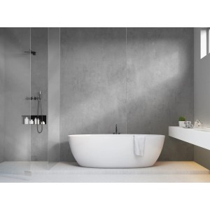 Modernes Bad mit grauer Wandverkleidung Rock the Wall Smoke, Badewanne und Dusche.