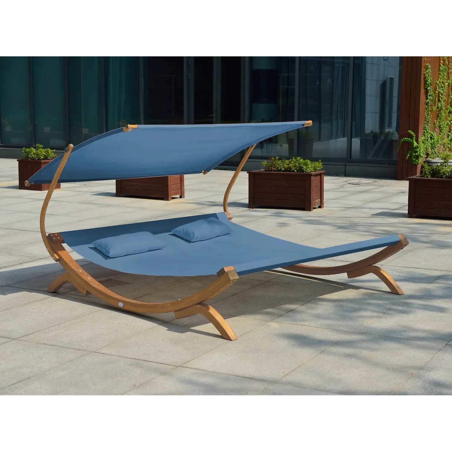 Blaue Doppelliege Mallorca mit Sonnendach aus Holz, inklusive Kissen. Ideal für den Garten.