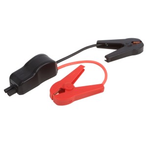Yard Force Akku-Autostarthilfe-Set: Schwarzer Stecker mit roten und schwarzen Batterieklemmen für sichere Starthilfe.