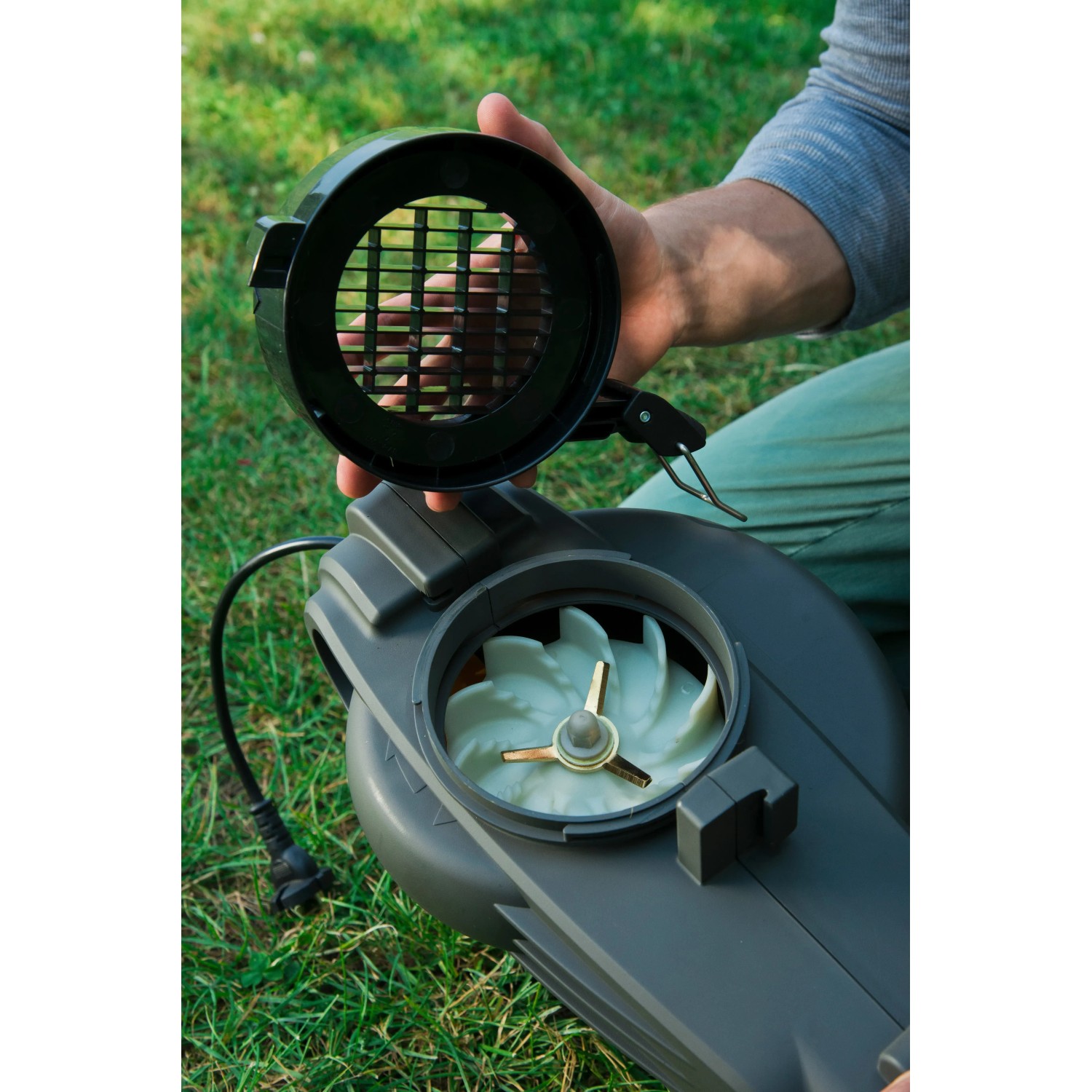 Detailaufnahme: Stiga BL 130c V Elektro-Laubbläser/Sauger mit geöffnetem Gebläse.