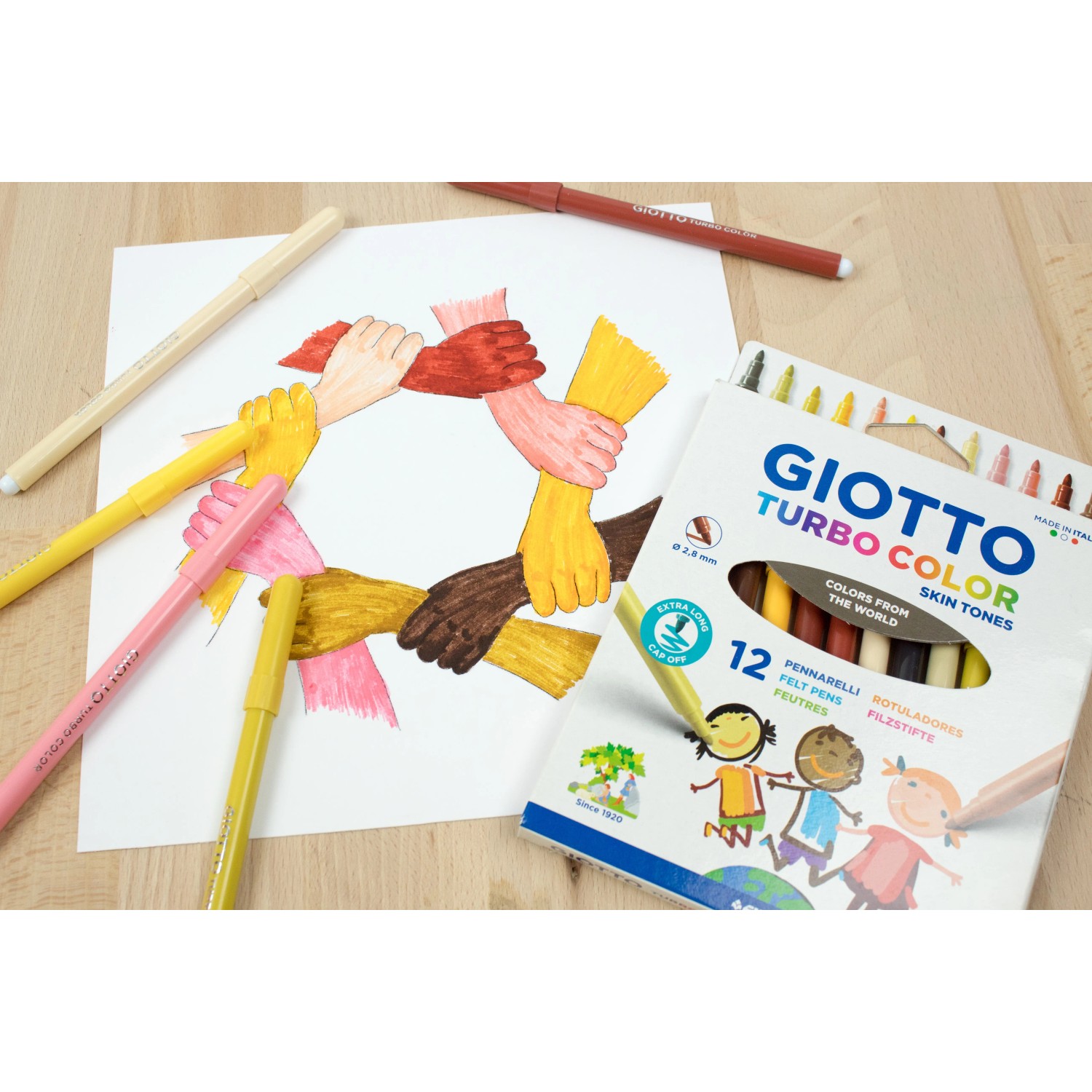 Giotto Turbo Color Fasermaler Skin Tones, 12 Stifte in Hautfarben mit Zeichnung von Händen.