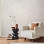 Beige Vliestapete mit Textiloptik und modernem Gesichtsmuster von Marburg, passend zum Wohnzimmer.