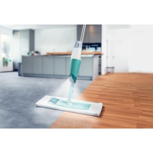 Leifheit Easy Spray XL Sprühwischer in Aktion, sprüht Reiniger auf den Boden.