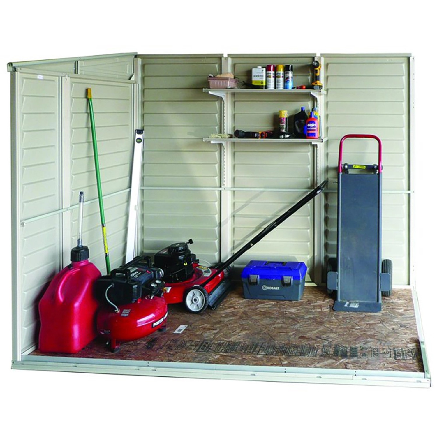 Offenes Duramax Kunststoff-Gartenhaus SideMate (3,6 m²) mit Gartengeräten und Regalen.