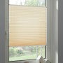Beiges Schöner Wohnen Plissee Milla, 70x130 cm, am Fenster mit Deko.