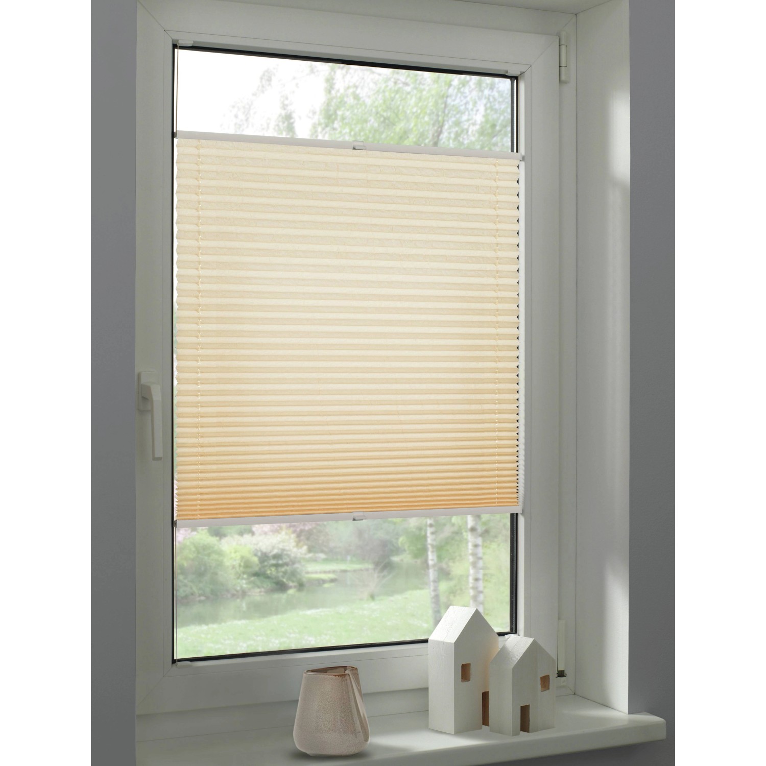 Beiges Schöner Wohnen Plissee Milla, 70x130 cm, am Fenster mit Deko.