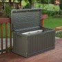 Geöffnete, dunkelbraune Lifetime Gartenbox (128x64x67 cm) auf einer Holzterrasse.