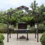 Schwarzer Sunjoy Grillpavillon Aspe aus Stahl (244x152cm) mit Grill und Ablageflächen im Garten.