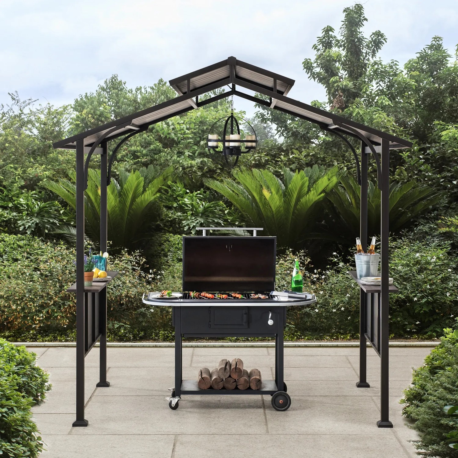 Schwarzer Sunjoy Grillpavillon Aspe aus Stahl (244x152cm) mit Grill und Ablageflächen im Garten.