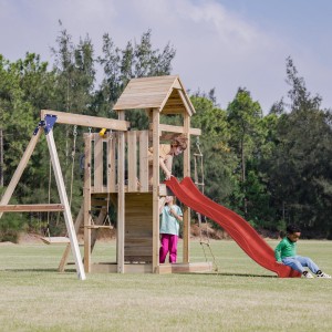 Axi Spielturm Moos mit Doppelschaukel, roter Rutsche und Kindern im Garten.