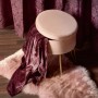 Fleece-Decke Blush Bordeaux Lila (150x200cm) auf Hocker und Teppich.