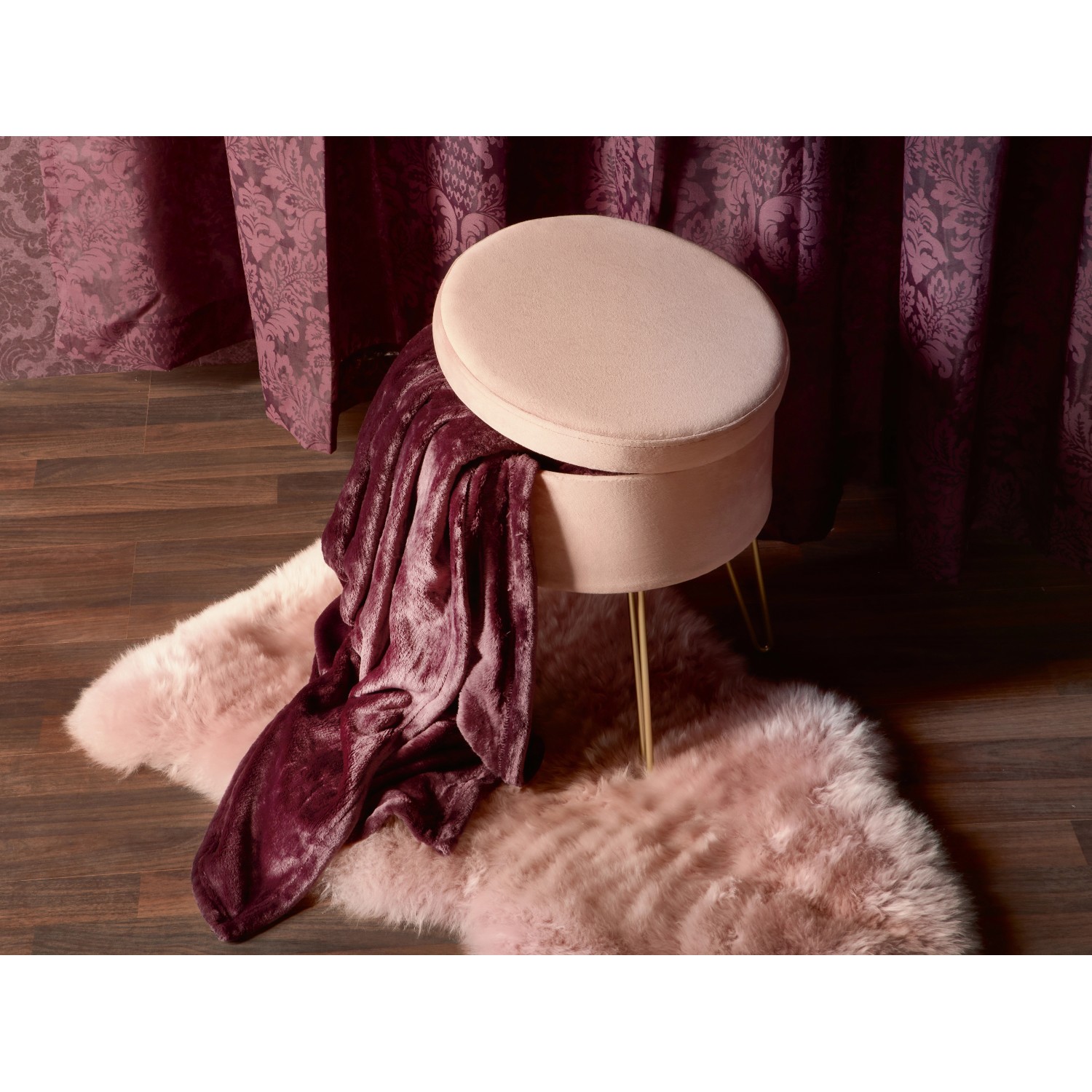 Fleece-Decke Blush Bordeaux Lila (150x200cm) auf Hocker und Teppich.