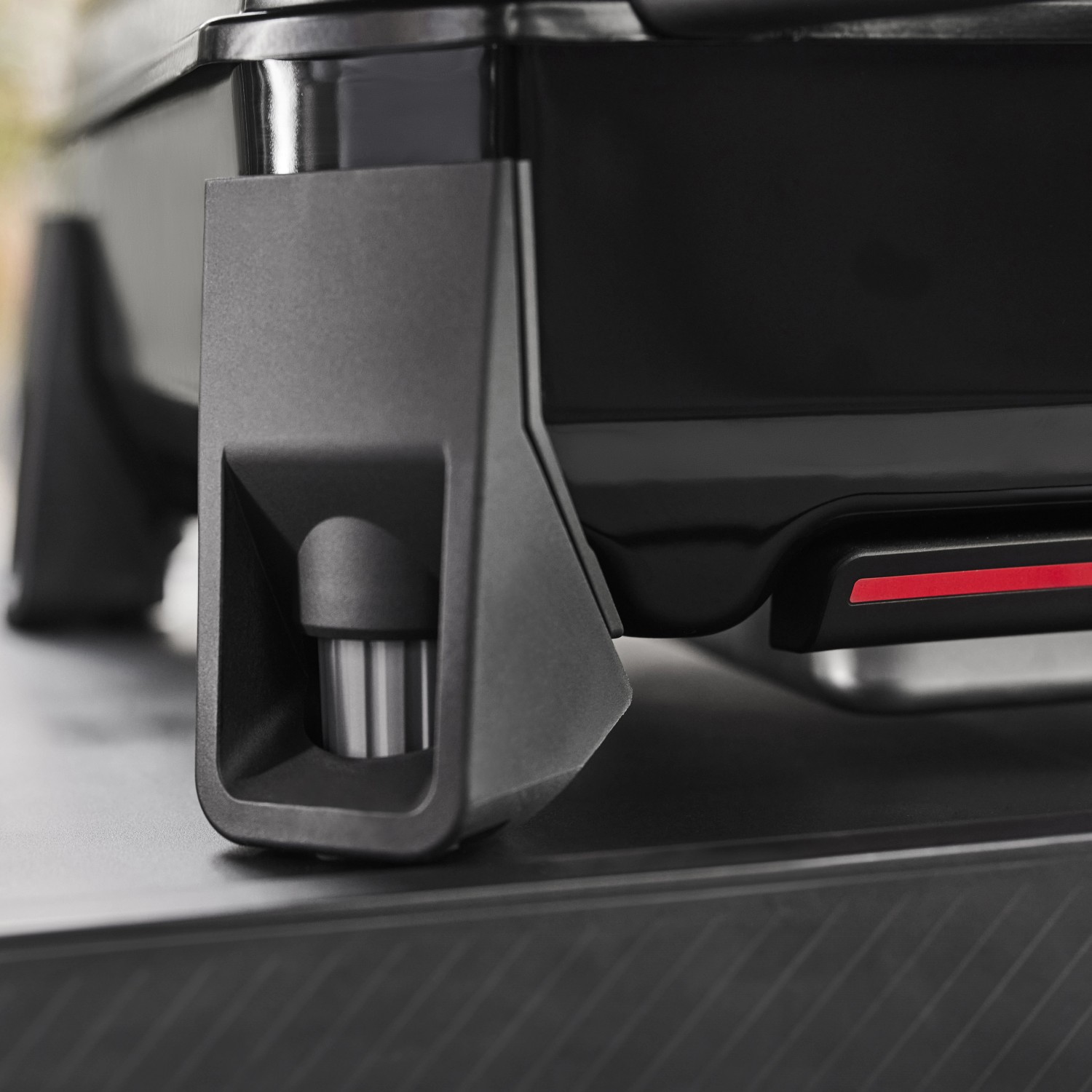 Detailansicht des Weber Slate GP 43cm Premium Plancha Gasgrills: Fokus auf Standfuß und Designelemente.