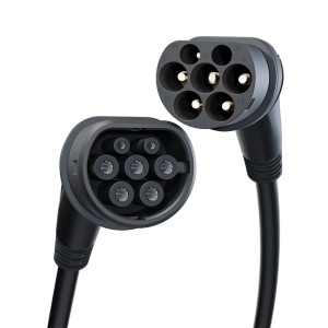 Go-e Ladekabel Typ 2, 22 kW, 5 m, schwarz, Stecker Nahansicht.