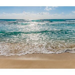 Komar Vlies Fototapete Seaside: Strand und türkisfarbenes Meer unter blauem Himmel.