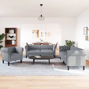 Hellgraue 3-teilige Sofagarnitur (Sessel, 2-Sitzer, 3-Sitzer) im Wohnzimmer.