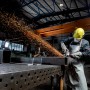 Metabo Akku-Baustrahler BSA 18 LED 4000 Solo im Einsatz beim Schleifen von Metall.