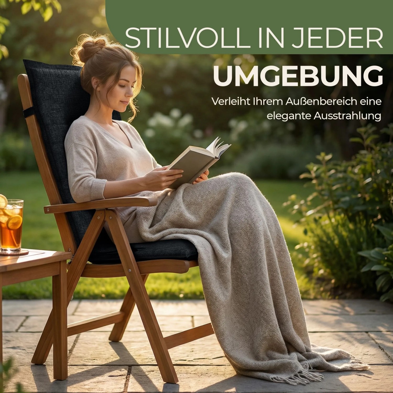 Frau liest entspannt auf Gartenstuhl mit dunkler Florence Hochlehner Auflage und Decke im sonnigen Garten.