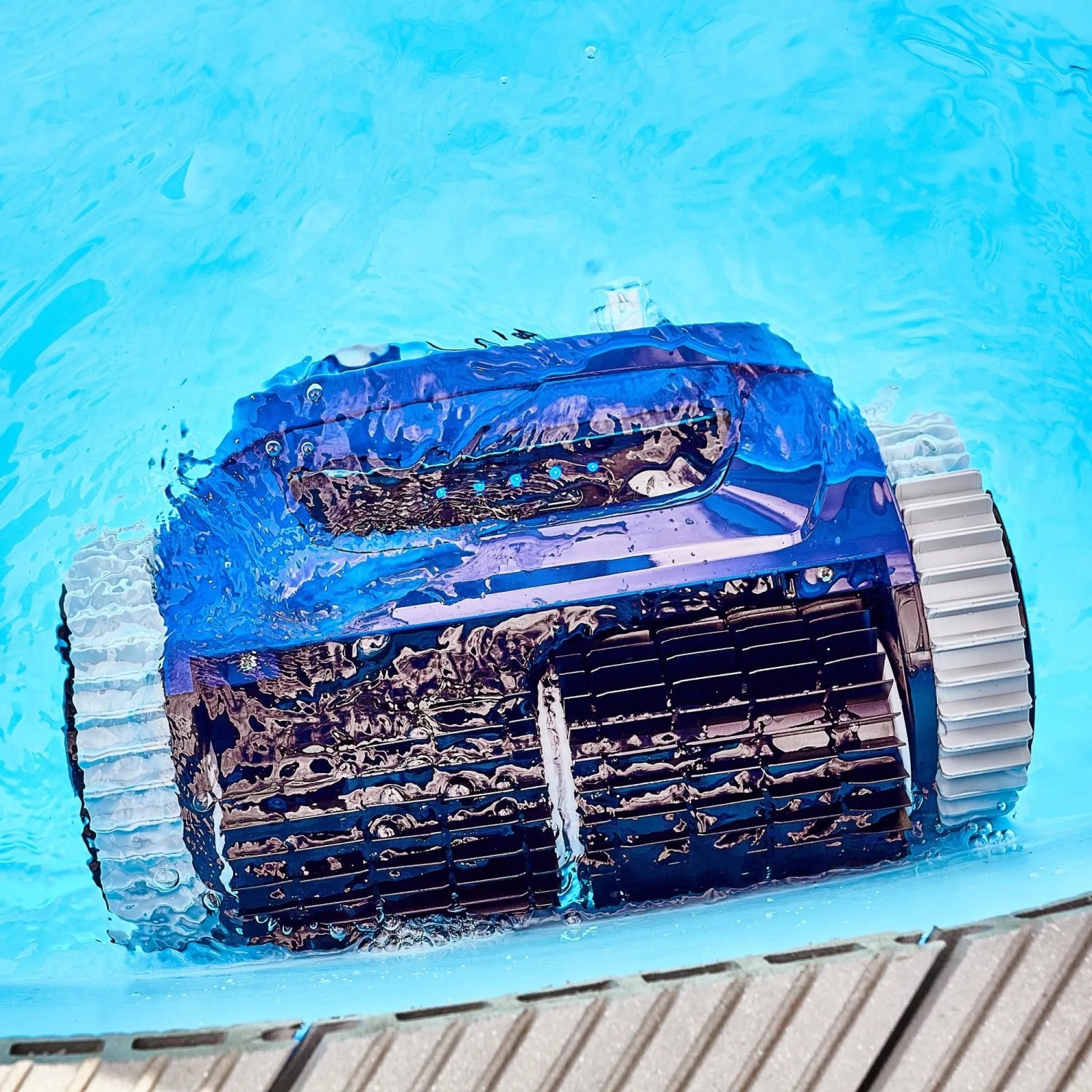 Blauer CF Kabelloser Poolroboter 400 CL im Pool, reinigt bis 120m².