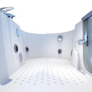 Innenansicht der weißen AquaVapore Seniorenwanne mit Tür und Whirlpool Funktion, Armaturen sichtbar.