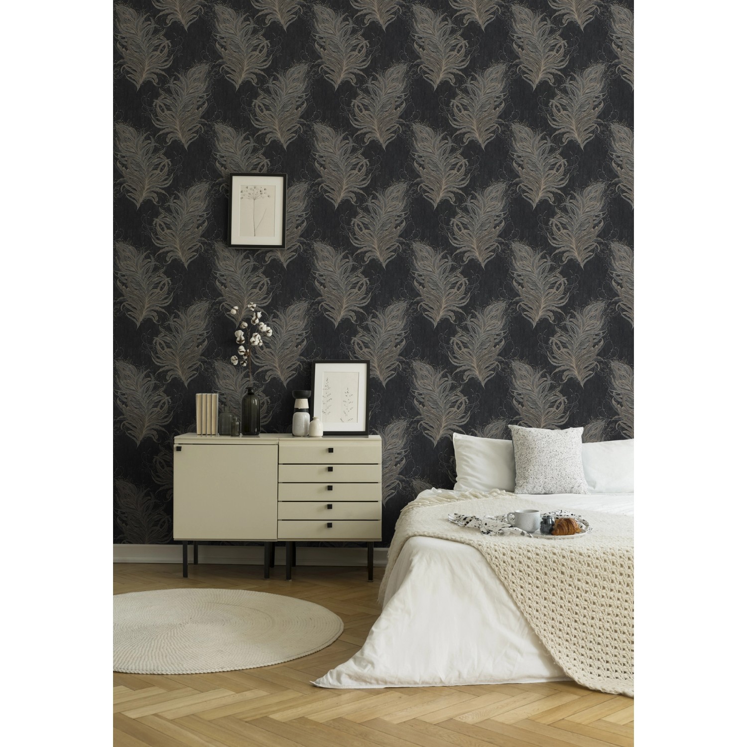 Vliestapete mit Federn in Schwarz und Gold im Schlafzimmer.