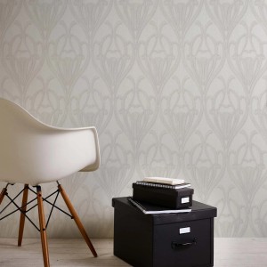 Nostalgische, silber-graue Vliestapete mit elegantem 1920er Jahre Muster im Wohnzimmer.