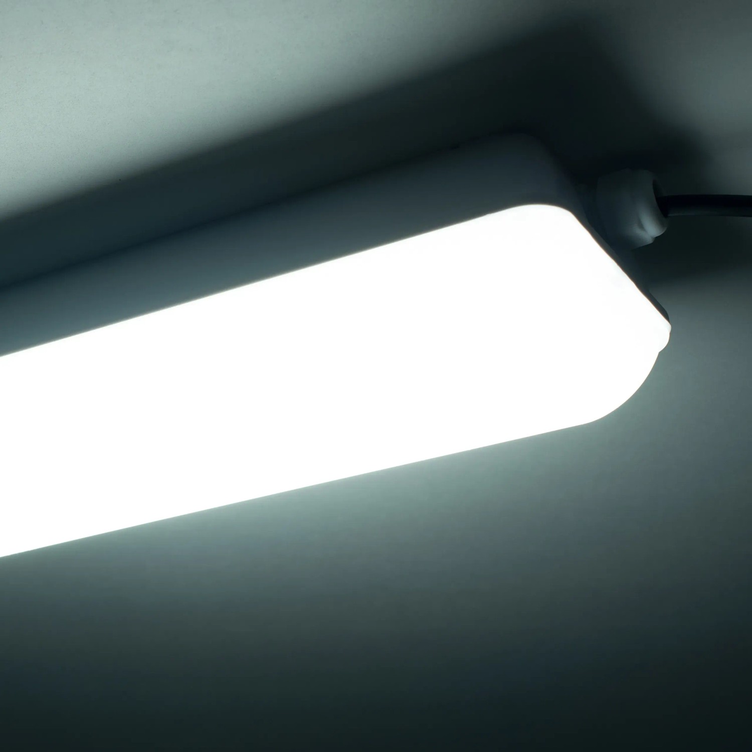 LED-Feuchtraumleuchte Strip, 11W, 30cm, IP65. Robuste Lampe für Bad & Keller.
