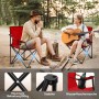 Zwei rote Sunula Campingstühle mit Personen beim Camping, Getränkehalter und Tragetasche inklusive.