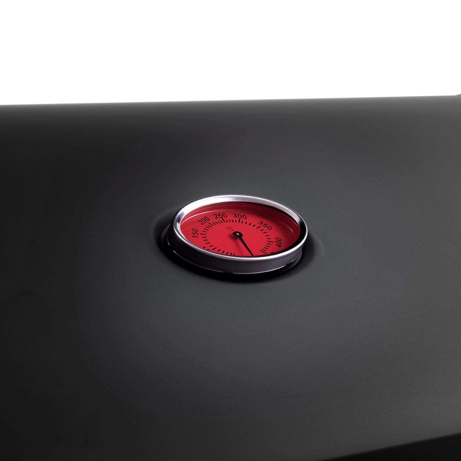 Detailaufnahme: Rotes Thermometer im Deckel des schwarzen Taino Red Gasgrills.
