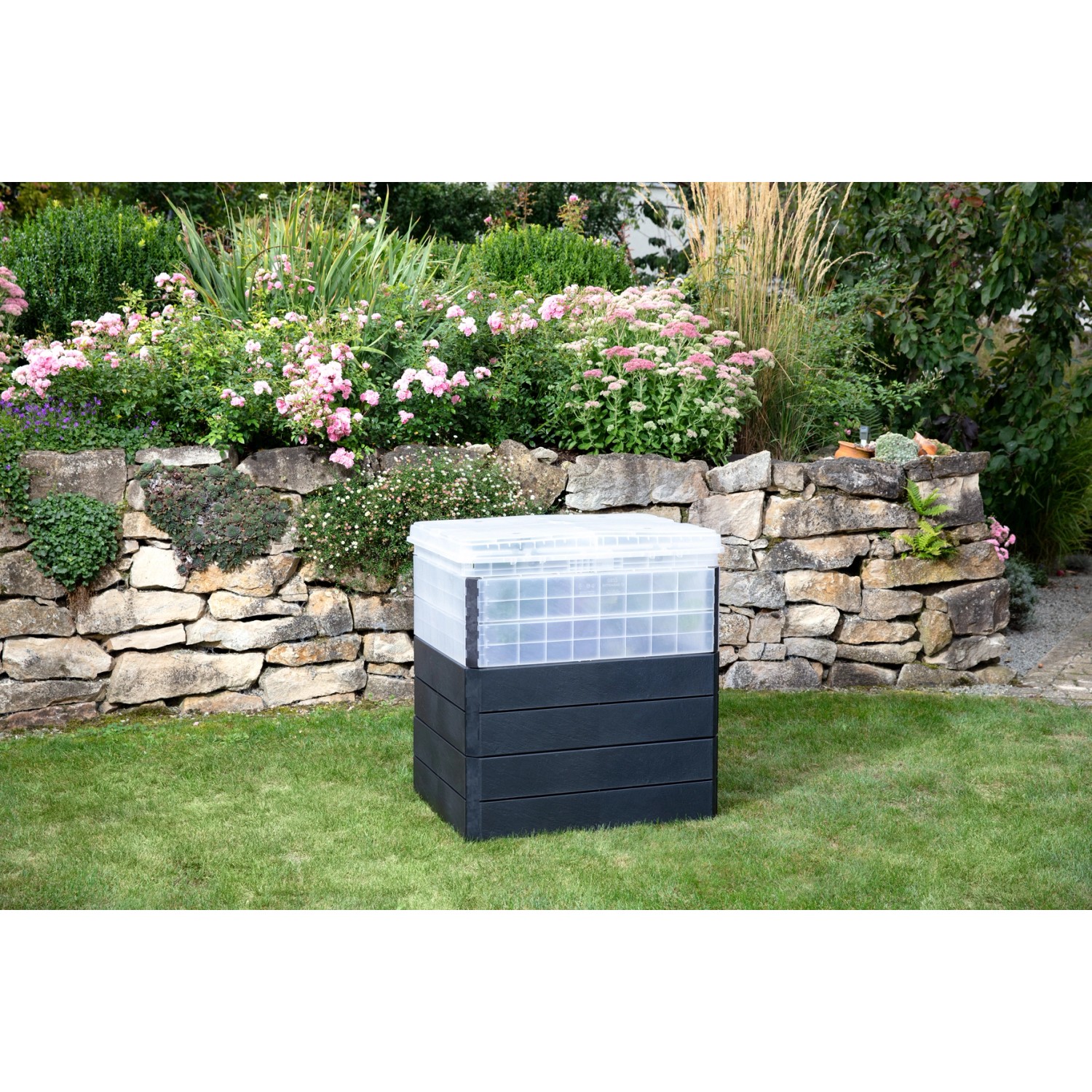 Garantia Hochbeet Ergo Quadro Turbo Plus M 85 Stone mit Frühbeetaufsatz im Garten.