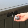 Detailaufnahme: Dunkelbraune Lifetime Gartenbox wird mit Vorhängeschloss gesichert.
