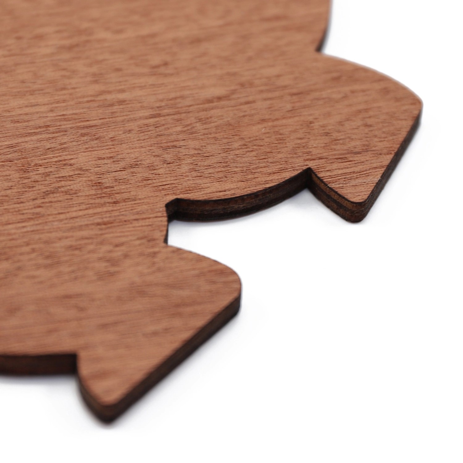 Detailaufnahme: Wanddeko Dino T-Rex aus Holz, Mahagoni Furnier, Teilansicht.