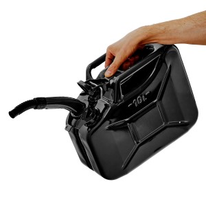 Schwarzer 10L Metall Kraftstoffkanister mit Ausgießer, gehalten von einer Hand. Ideal für Pannenhilfe.