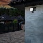 Eglo LED-Wandstrahler Risacca-E mit Sensor an Hauswand montiert. Schwarzer Außenstrahler.