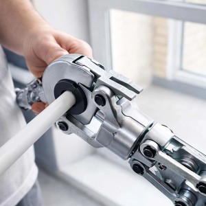Hand presst weißes PE-X Rohr mit silberner Presszange (TH-Profil). Für Sanitär- & Heizungsinstallationen, 16-32mm.