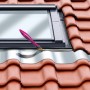 Anwendung von MEM Dicht-Fix, einer grauen Bauabdichtung, mit Pinsel auf einem Dachfenster.