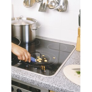 LUX Universalschaber im Einsatz zum Reinigen eines Ceranfelds von Speiseresten.