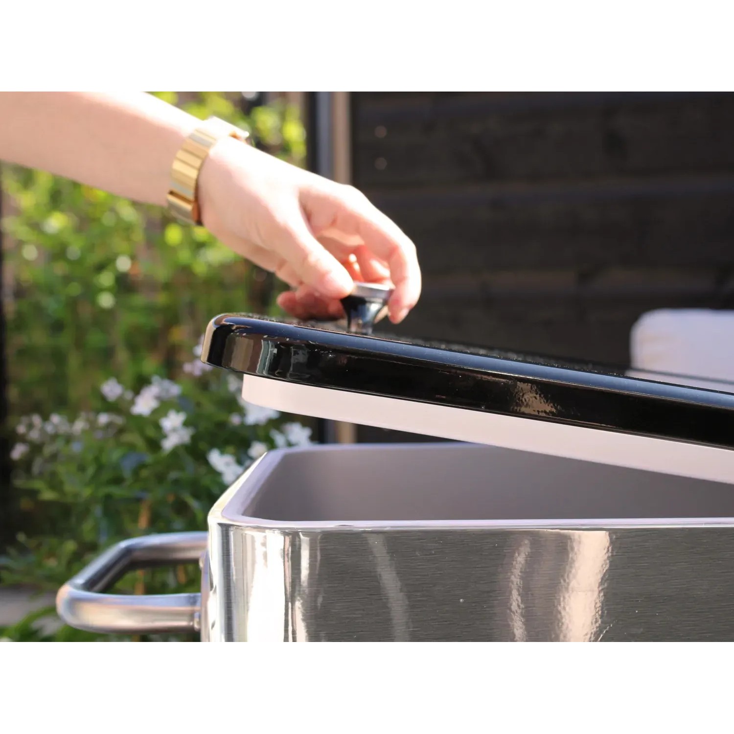 Axi Kühlwagen Retro Edelstahl 76 l mit Hand am Deckel, ideal für Partys und BBQs.