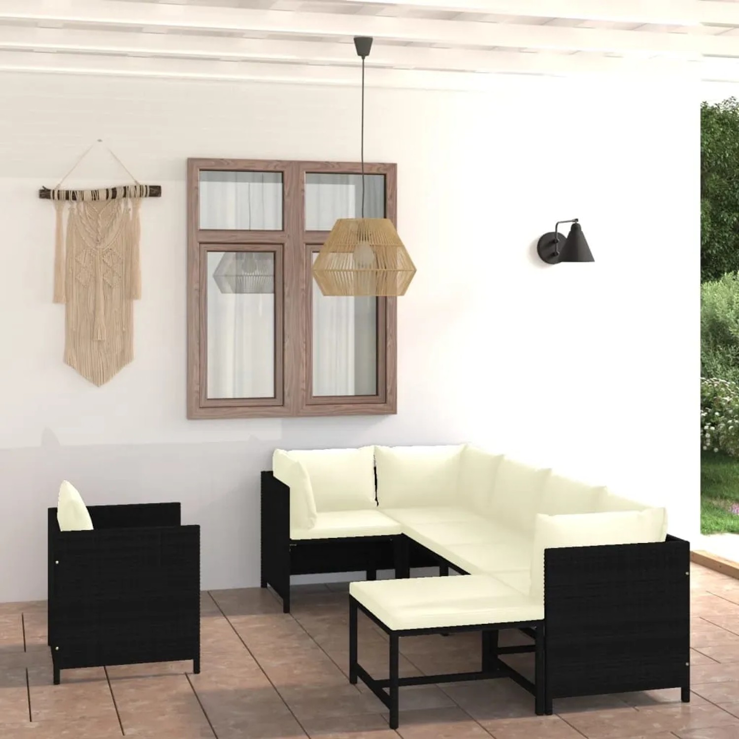 Schwarzes 7-tlg. Garten Lounge Set aus Rattan mit cremeweißen Kissen.