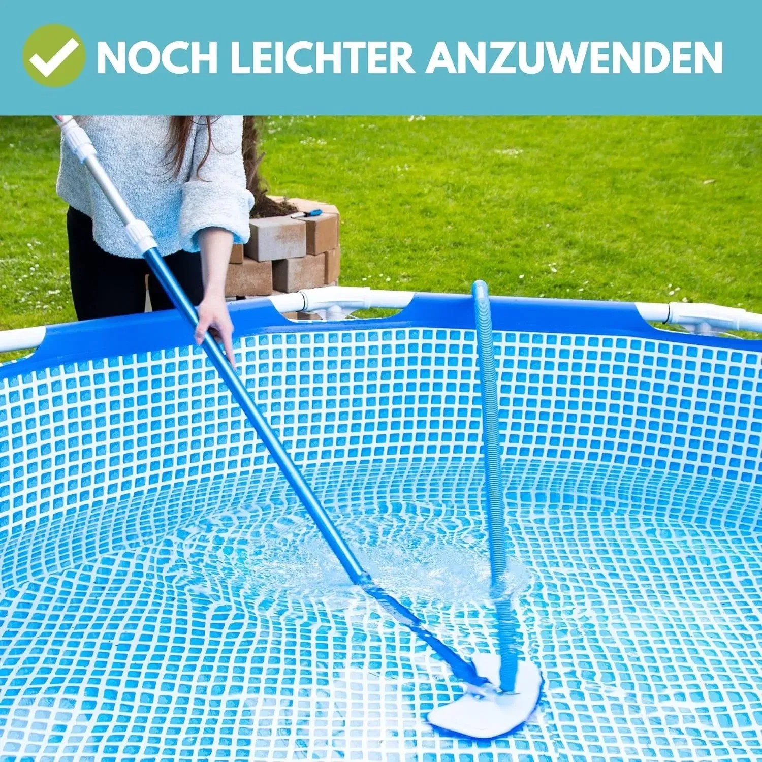 Amapool Pool-Bodensauger im Einsatz zur Reinigung eines Aufstellpools. Blaue Bürste mit Teleskopstange.