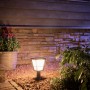 Philips Hue Econic Sockelleuchte im Garten. Schwarze LED Außenleuchte mit warmweißem Licht.