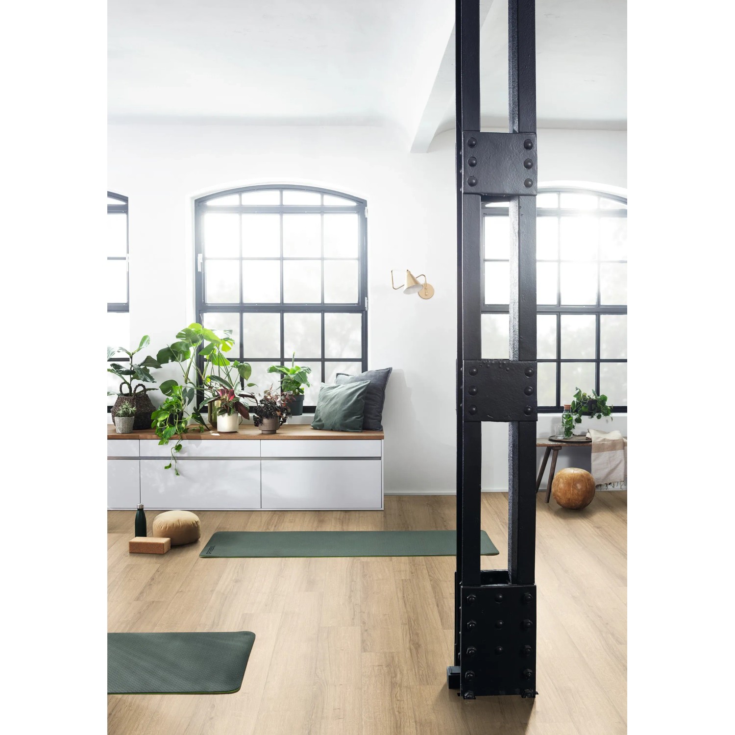 Heller Raum mit Egger NatureSense Aqua Laminat in Braun, wasserfest und pflegeleicht.